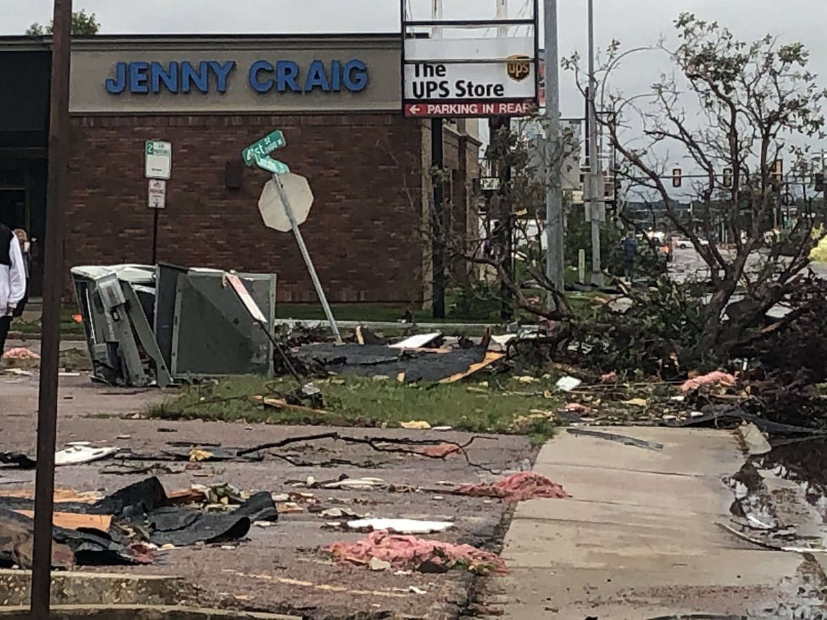 Damage to advance auto parts on 41st street Sioux Falls Tornado