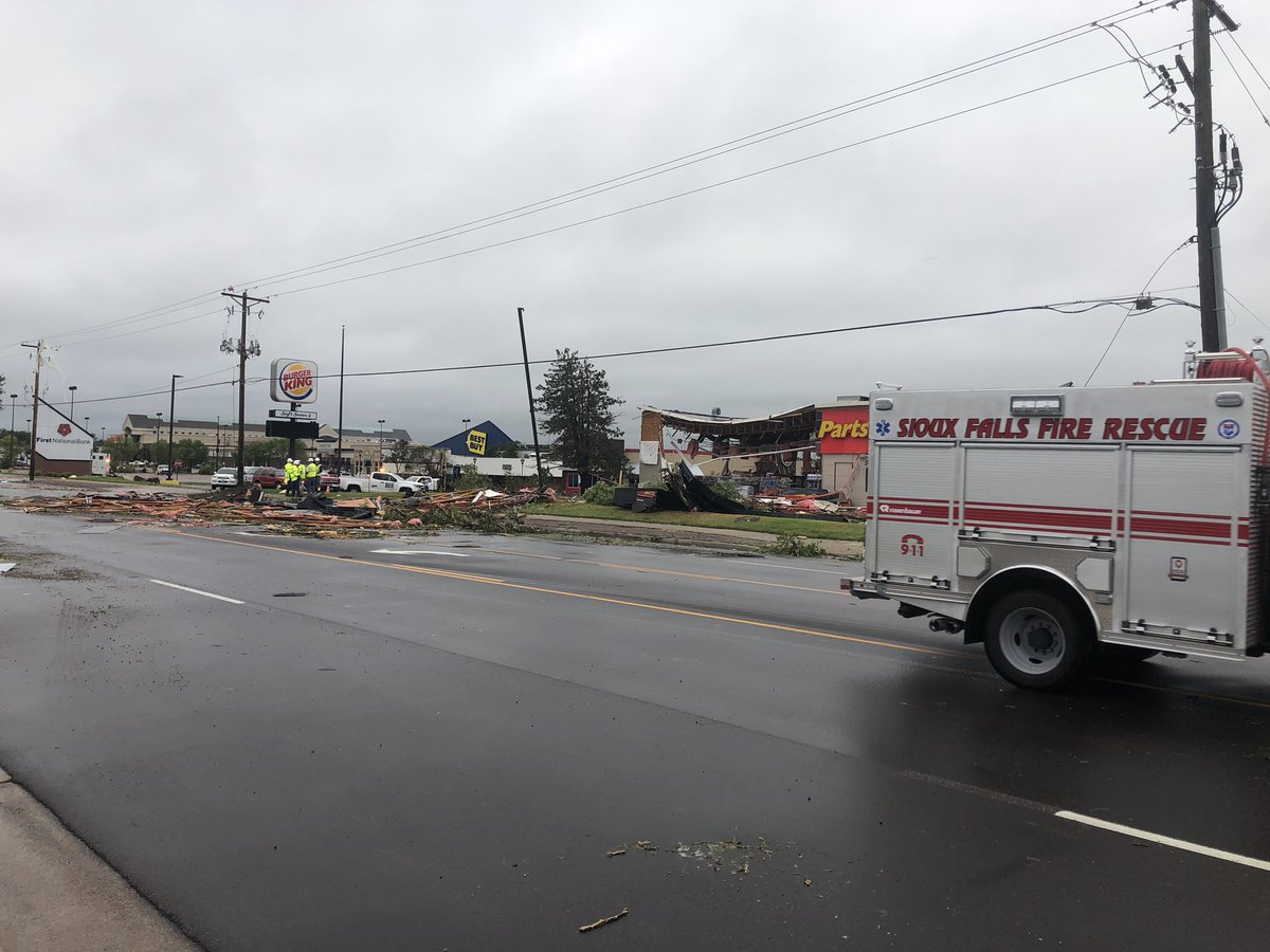 Damage to advance auto parts on 41st street Sioux Falls Tornado