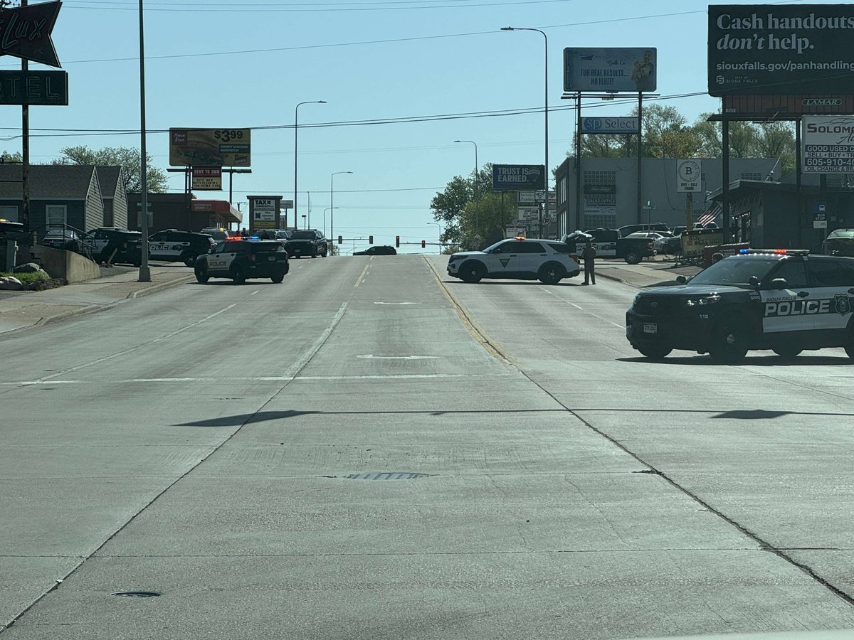 Multiple units are on the scene of a barricaded subject, at the Deluxe Hotel on W 12th St near S Western Ave. At this time, SFPD advised that it is for a suspect involved in a crime. In our opinion, we typically see this response when a creditable threat or a weapon is involved